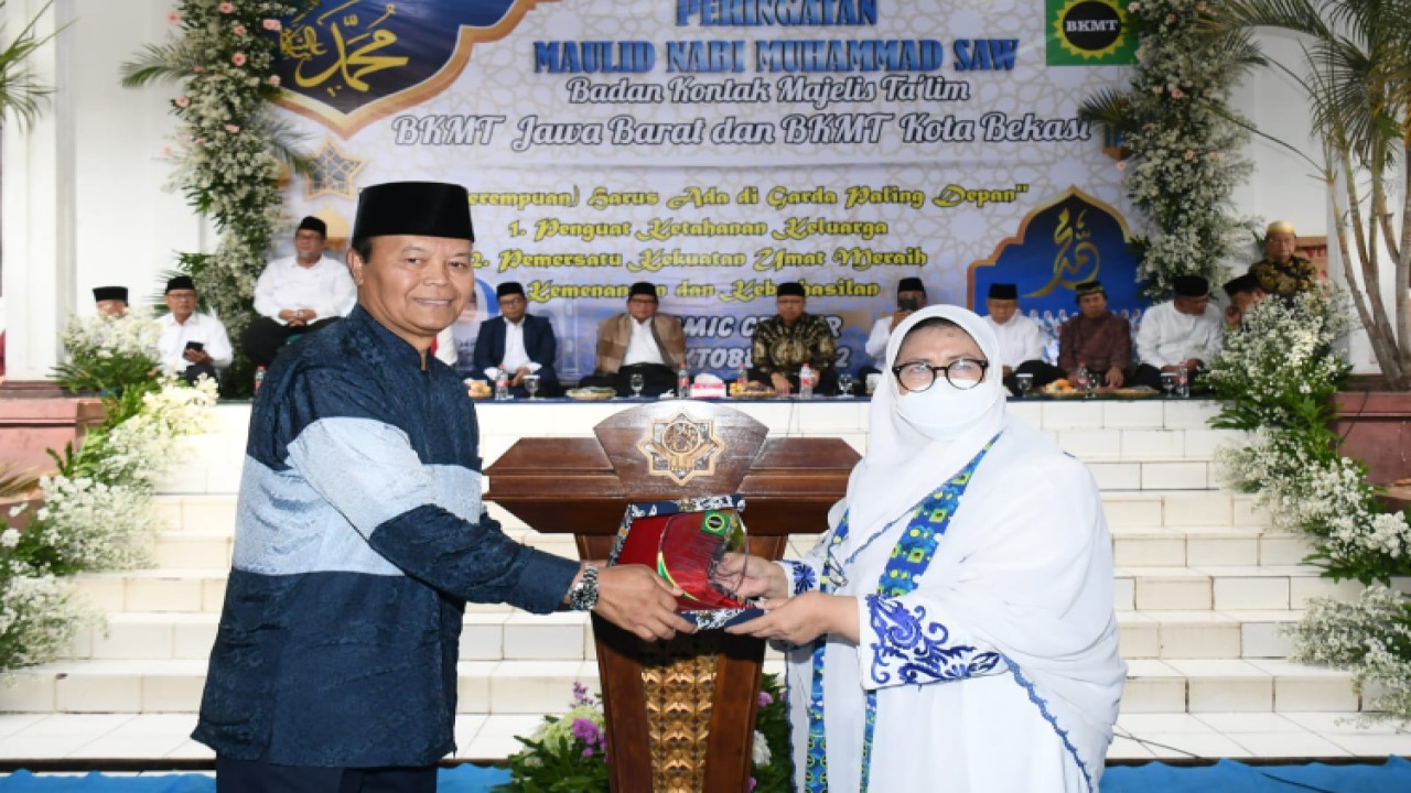 Wakil Ketua MPR Hidayat Nur Wahid (kiri) menghadiri peringatan Maulid Nabi Muhammad SAW bersama BKMT se-Provinsi Jawa Barat.  Foto: Dok MPR