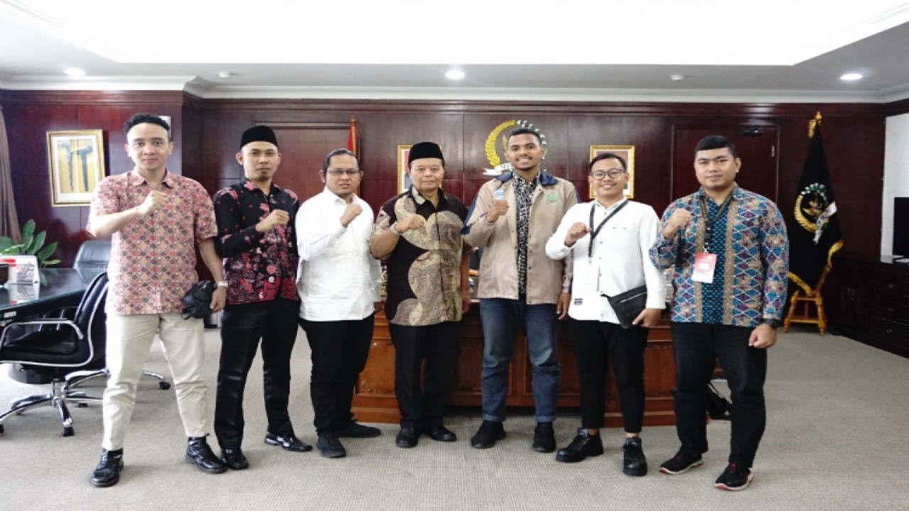 Wakil Ketua MPR Hidayat Nur Wahid (tengah) bersama para pengurus Forum Silaturahim Lembaga Dakwah Kampus (FSLDK) Se-Jadebek. Foto: Dok MPR