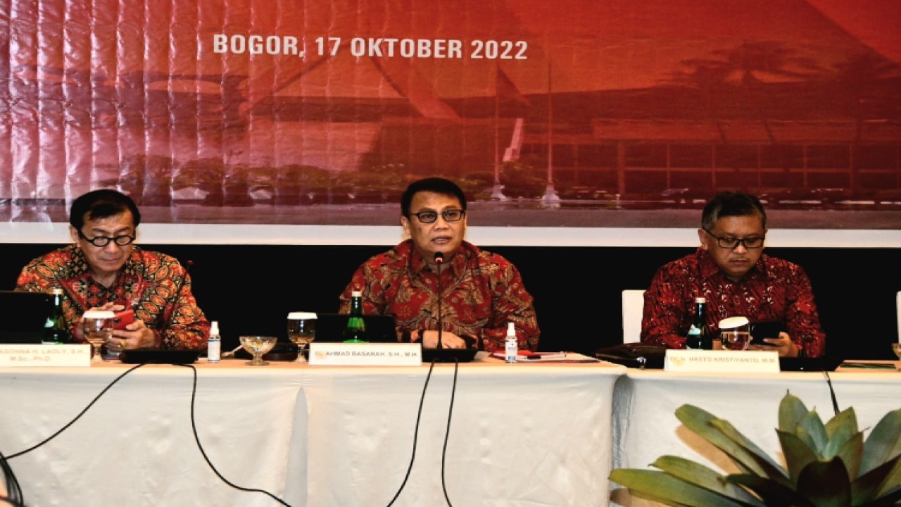 Wakil Ketua MPR MPR RI yang juga Ketua Fraksi PDI Perjuangan, Ahmad Basarah (tengah). Foto: Dok MPR