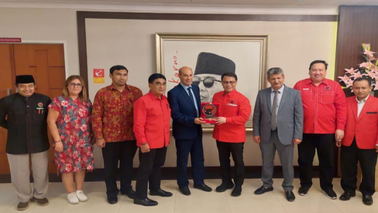 Wakil Ketua MPR RI sekaligus Ketua DPP PDI Perjuangan Bidang Luar Negeri, Ahmad Basarah menerima dua pimpinan media besar di Tunisia. Foto: Dok MPR