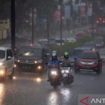 Arsip - Pengendara menerobos hujan lebat saat melintas di jalan protokol Palembang. (ANTARA/Nova Wahyudi/pri)-1669175010