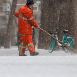 Arsip - Seorang pekerja kota menyapu salju dari jalan di Beijing, China, 20 Januari 2022. (ANTARA/REUTERS/Carlos Garcia Rawlins/as)-1669784292