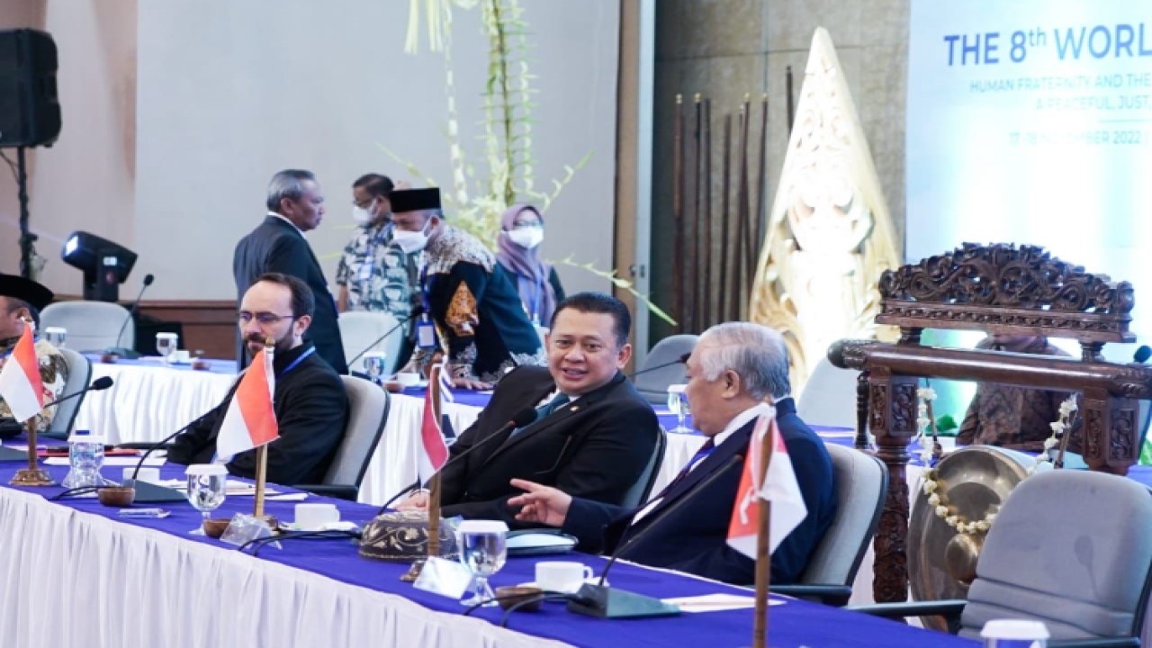 Ketua MPR RI Bambang Soesatyo bersama Ketua Center for Dialogue and Cooperation Among Civilizations Prof. Dr. M. Din Syamsuddin membuka World Peace Forum ke-8 di Surakarta.