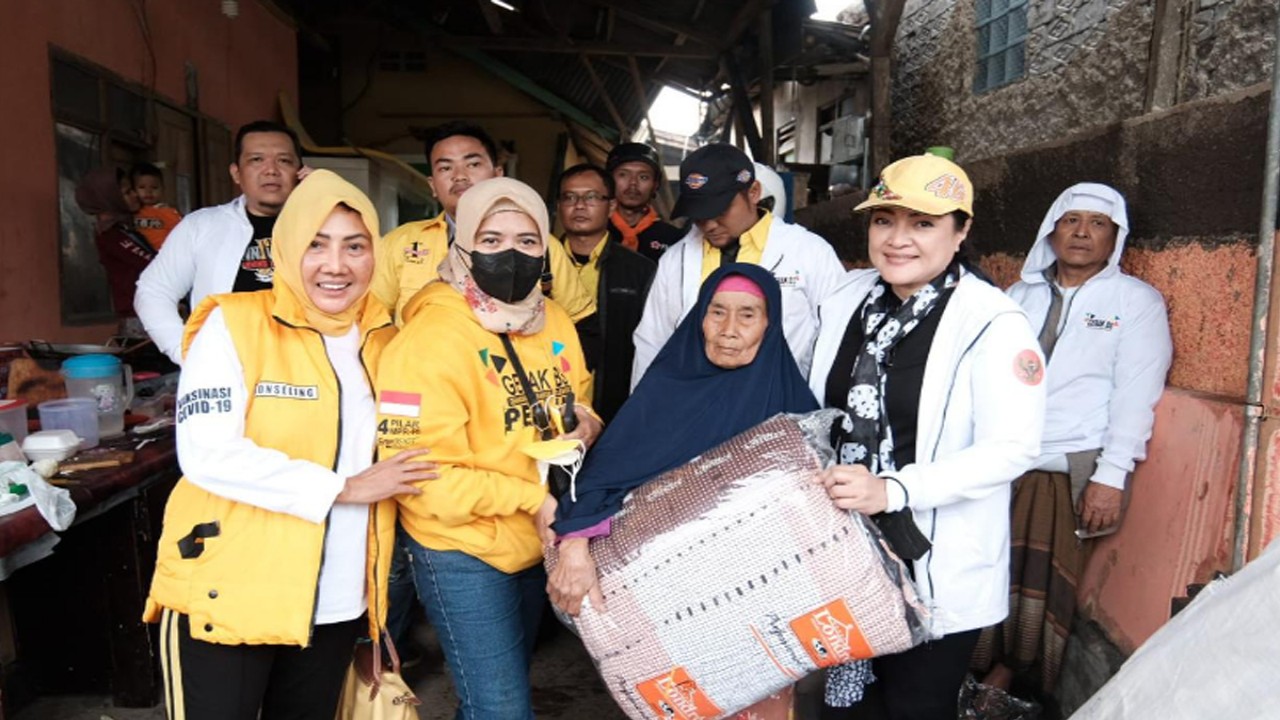 Ketua MPR RI sekaligus Wakil Ketua Umum Partai Golkar Bambang Soesatyo bersama organisasi kemasyarakatan Gerakan Keadilan Bangun Solidaritas (GERAK BS) menyalurkan satu truk bantuan kemanusiaan untuk korban gempa di Kabupaten Cianjur.