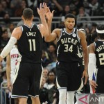 Bintang Milwaukee Bucks Giannis Antetokounmpo kanan)-1667276978