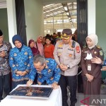 Bupati Bantul Abdul Halim Muslih menandatangani prasasti-1668680892