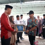 Bupati Hamim Pou (kanan) menyerahkan sertifikat kepada desa-1668398427