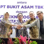 Direktur Utama PTBA Arsal Ismail (dua dari kiri)-1668420385