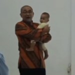 Dr Wahyu Eko ngajar sambil gendong bayi-1667902123