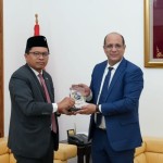 Duta Besar RI untuk Tunisia Zuhairi Misrawi (kiri) bertemu dengan Menteri Sosial Tunisia Malik Zahi (kanan) di Tunis pada Rabu (16/11/2022). (ANTARA/HO-KBRI Tunis)-1668567374