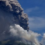 Erupso gunung Ile Lewotolok-1667881580