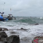 Gelombang tinggi di Pantai Selatan Cianjur, Jawa Barat,-1669002808