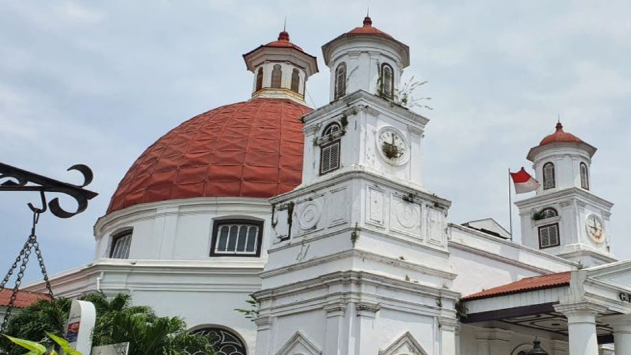Gereja Blenduk atau GPIB Imannuel Semarang menjadi salah satu ikon penting untuk wisata di kawasan Kota Lama Semarang, (ANTARA/Livia Kristianti)