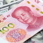 Ilustrasi - 100 yuan China di atas uang dolar AS. ANTARA/Shutterstock/pri.-1669184318