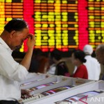 Ilustrasi - Investor melihat layar komputer yang menunjukkan informasi saham di sebuah rumah broker di Shanghai. ANTARA/REUTERS/Aly Song/aa.-1669178743