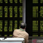 Ilustrasi - Investor memantau pergerakan Indeks Shanghai di Bursa Saham China. ANTARA/REUTERS/Jason Lee/aa.-1668395743