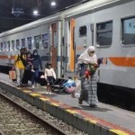 Ilustrasi - Sejumlah penumpang KA sedang turun dari KA jarak jauh di Stasiun Madiun, Jawa Timur. (ANTARA/HO-Humas Daop 7 Madiun)-1669617027