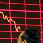 Ilustrasi - Seorang warga mengamati grafik pada layar informasi perdagangan saham di Shanghai Stock Exchange. ANTARA/REUTERS/Jason Lee/aa.-1668656431