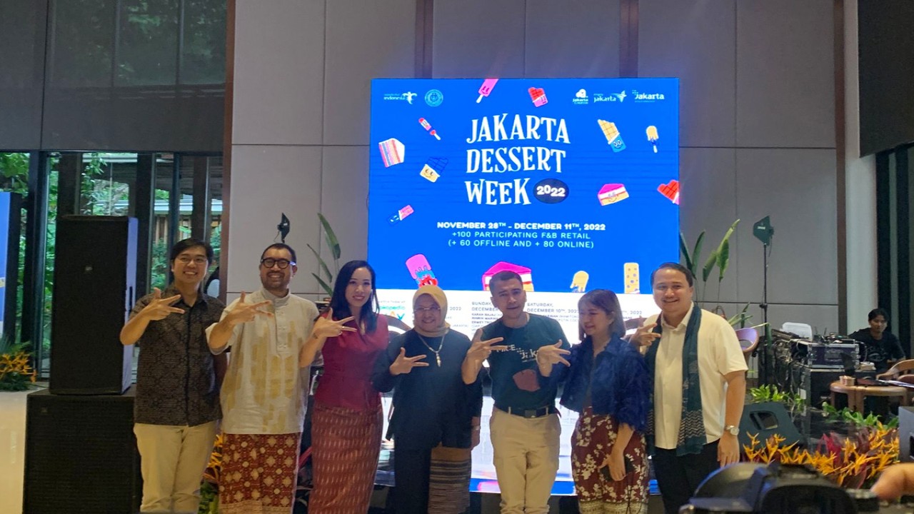 Panitia lakukan foto bersama disela-sela acara Jakarta Dessert Week (JDW)