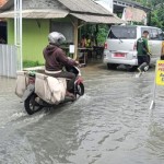 Kendaraan melintas di jalanan yang tergenang saat banjir melanda bagian wilayah Kabupaten Sidoarjo, Provinsi Jawa Timur. (ANTARA/HO-Pemkab Sidoarjo)-1669556058