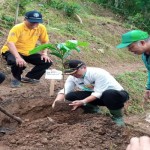 Kepala Dinas Pertanian dan Pangan Kulon Progo Aris Nugroho menanam kopi di Trayu, Ngargosari. ANTARA/HO-Dinas Pertanian dan Pangan Kulon Progo-1669275394