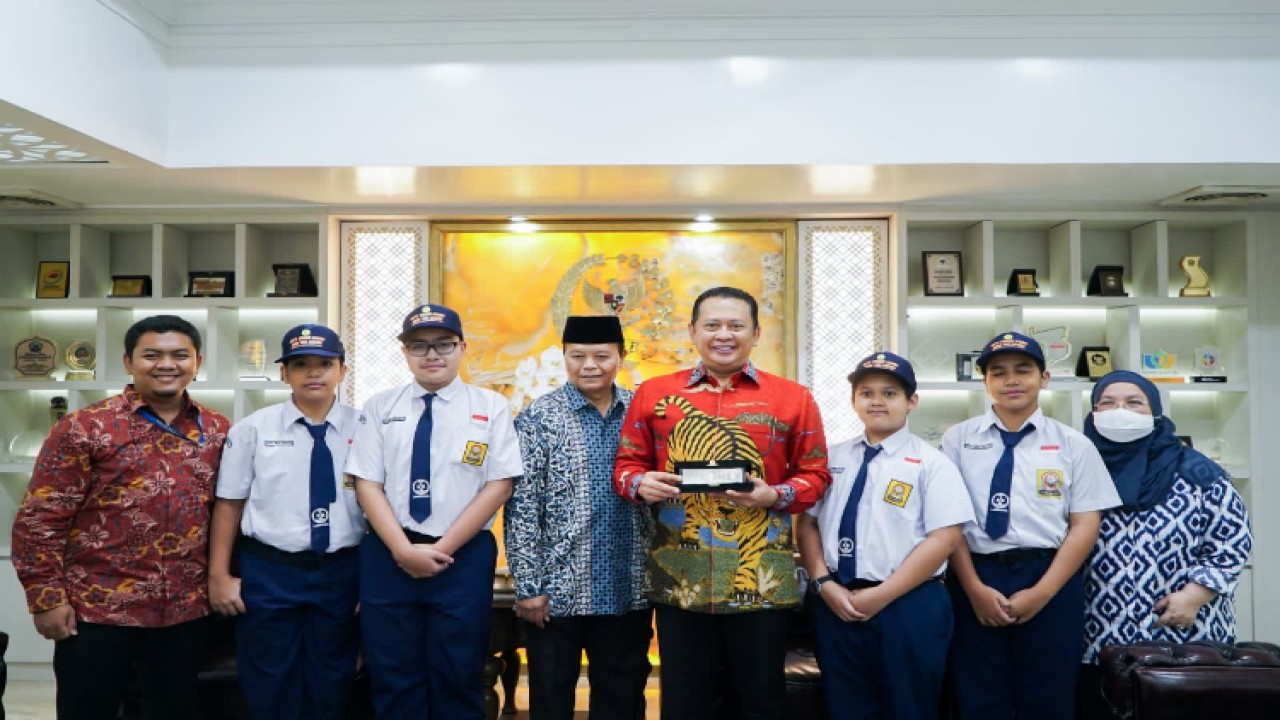 Ketua MPR RI Bambang Soesatyo bersama Wakil Ketua MPR RI Hidayat Nur Wahid menerima Tim 4D Trash Game, siswa Kelas VIII SMP Labschool Kebayoran, Jakarta/Dok MPR.