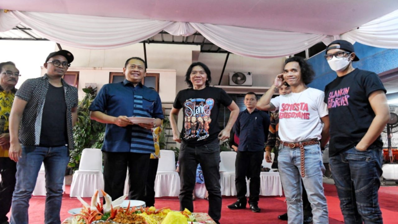 Ketua MPR RI Bambang Soesatyo (kedua kiri) bersama para personel Slank.  Foto: Dok MPR