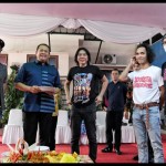 Ketua MPR RI Bambang Soesatyo (kedua kiri) bersama para personel Slank-1667282522