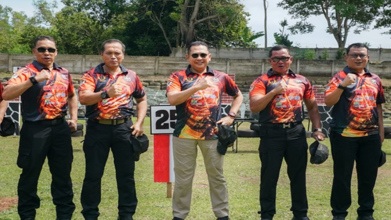 Ketua MPR RI Bambang Soesatyo (tengah) mengikuti Kejuaraan Menembak Kopassus Baladika Open Championship 2022. Dok MPR