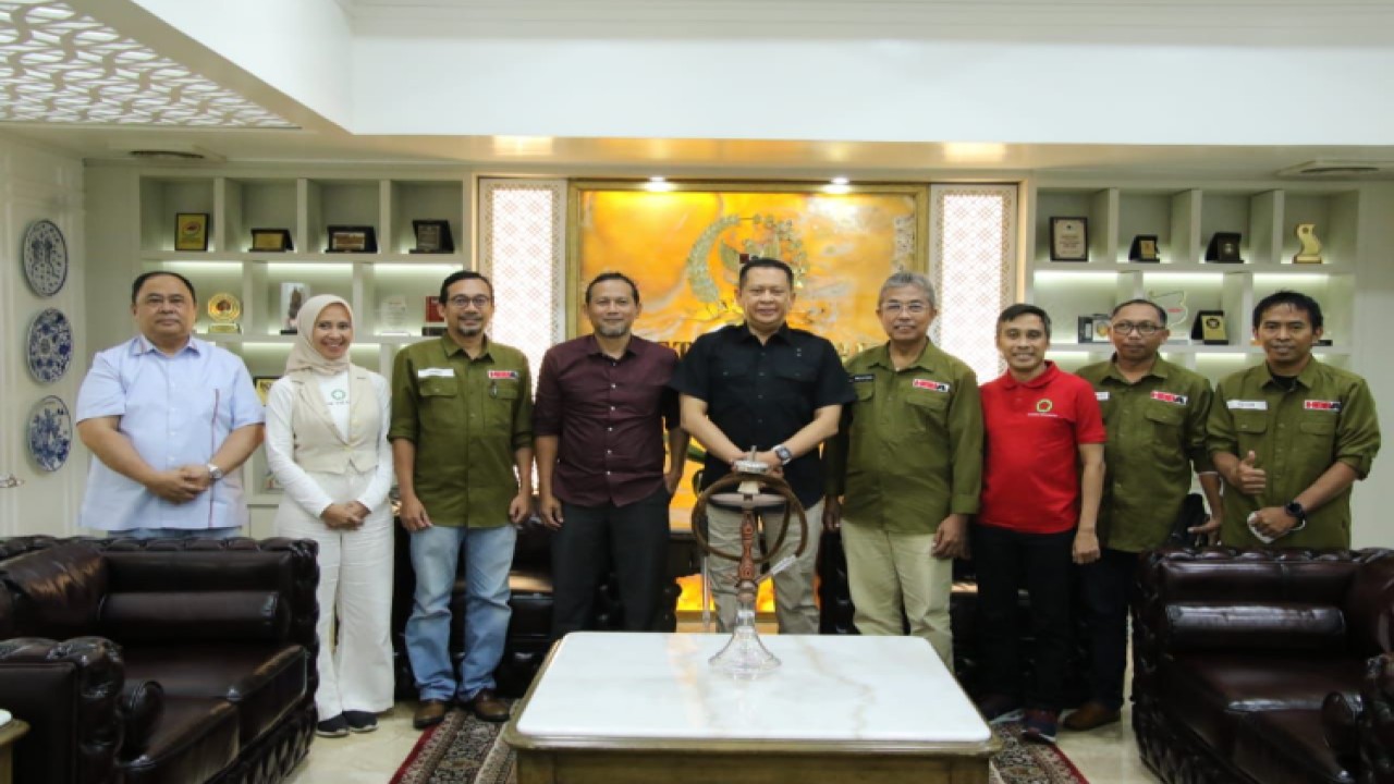 Ketua MPR RI sekaligus Ketua Umum IMI Bambang Soesatyo (tengah) bersama Himpunan Bengkel Binaan Yayasan Dharma Bhakti Astra.  Dok MPR