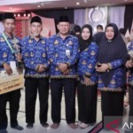 Kholis peraih juara pertama kaligrafi pada MTQ VI KORPRI Tingkat Nasional di Sumatera Barat, didampingi offficial tim Korpri Kaltim. (Diskominfo Kaltim)-1668400477