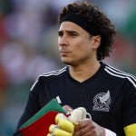 Kiper timnas Meksiko Guillermo Ochoa saat berlaga di Pasadena, California pada 24 September 2022. (Getty Images via AFP/RONALD MARTINEZ)-1668478932