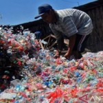 Mengolah sampah plastik jadi BBM-1669796965