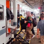 Para penumpang menaiki kereta di stasiun-1668234189