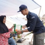 Pegawai PT Pupuk Indonesia (Persero) memberikan bantuan beras kepada korban gempa bumi di Cianjur, Jawa Barat. ANTARA/HO-Pupuk Indonesia-1669190110