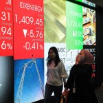 Pekerja melintas di depan layar indeks harga saham gabungan (IHSG) di Gedung Bursa Efek Indonesia, Jakarta, Jumat (11/3/2022). ANTARA FOTO/Reno Esnir/wsj.-1668678758