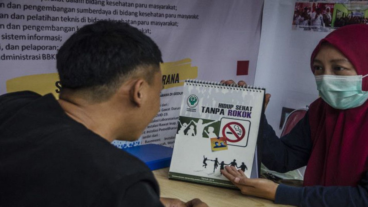 Warga berkonsultasi untuk berhenti merokok melalui Balai Besar Kesehatan Paru Masyarakat Bandung di Bandung, Jawa Barat, Kamis (24/11/2022). . ANTARA FOTO/Novrian Arbi/rwa.