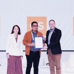 Penyerahan sertifikat "4 Stars" langsung diserahkan oleh Direktur Analisis dan Evaluasi QS, Leigh Kamolin kepada Wakil Rektor III UMSU Dr Rudianto-1668148495