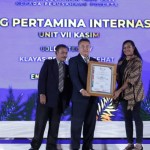 Perwakilan PT Kilang Pertamina Internasional Refinery Unit VII Kasim Sorong saat menerima penghargaan ISDA 2022 di Jakarta (Antara/ HO- Pertamina RU VII Kasim)-1669256759