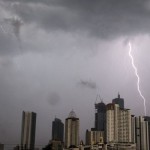 Petir menyambar di langit Jakarta yang sedang diliputi awan gelap penanda hujan pada Jumat (20/5/2022). ANTARA FOTO/Fauzan/aww-1669253044