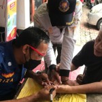 Petugas damkar menggerinda cincin dari jari tangan Suwitio (66) di pos damkar Trenggalek. ANTARA/HO - Satpol Trenggalek-1668399773