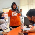 Petugas melayani pekerja yang ingin mencairkan bantuan subsidi upah (BSU di Kantor pos Bandar Lampung, Lampung, Minggu (13/11/2022) (Antara/HO/Pos Indonesia)-1668672238