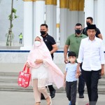 Presiden Joko Widodo beserta Ibu Negara Iriana Joko Widodo mengajak cucu pertama Jan Ethes-1668923262