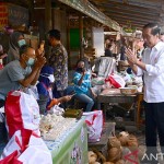 Presiden Joko Widodo menyapa sejumlah pedagang-1669006340