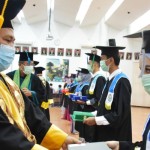 Rektor Unimed Dr Syamsul Gultom,SKM, M.Kes saat mewisuda mahasiswa. ANTARA/HO-Unimed-1669256149