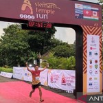 Salah satu peserta Sleman Temple Run #7 memasuki garis finish di kawasan Candi Banyunibo Prambanan, Minggu (20/11/22). ANTARA/Victorianus Sat Pranyoto-1669003829