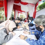 Sejumlah pelaku UMKM menerima penyaluran bantuan modal di Kota Bandung, Jawa Barat, Selasa (29/11/2022). (ANTARA/HO-Humas Pemkot Bandung)-1669703545