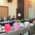 Sekdaprov Jatim Adhy Karyono (kanan atas) saat pengesahan Raperda APBD 2023 di Kantor DPRD Jatim Surabaya, Jumat (10/11/2022). (FOTO ANTARA/HO-Biro Adpim Jatim)-1668146906