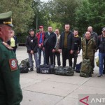 Seorang prajurit Rusia berbicara kepada tentara cadangan di sebuah titik pertemuan-1667878867