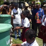 Siswa SD YPK Samber Distrik Yendidori Biak Numfor melakukan praktek cuci tangan dengan sabun untuk menjaga kebersihan diri. ANTARA/Muhsidin-1668574753